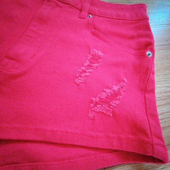 NWT H&M Red Distressed Denim High Waisted Shorts Women's Size 6 - Picture 5 of 8